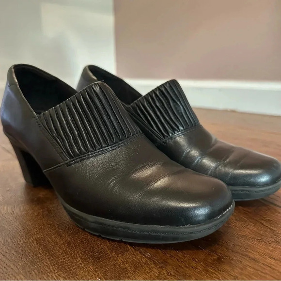 Clarks Black Leather Block Heel Slip On Size 7 M 80825 bendable comfort - Picture 1 of 8